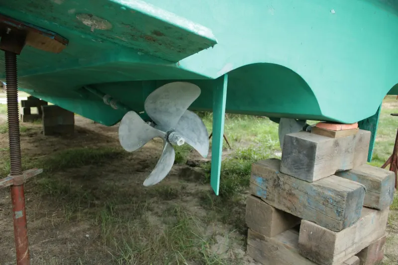 Slide: The Image of 2006 Beneteau Swift Trawler 42 Prop in Tunnel Drive - 5775008