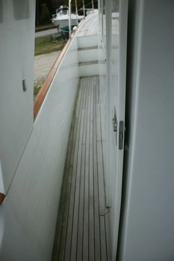 Slide: The Image of 2006 Beneteau Swift Trawler 42 Side Deck - 5775016