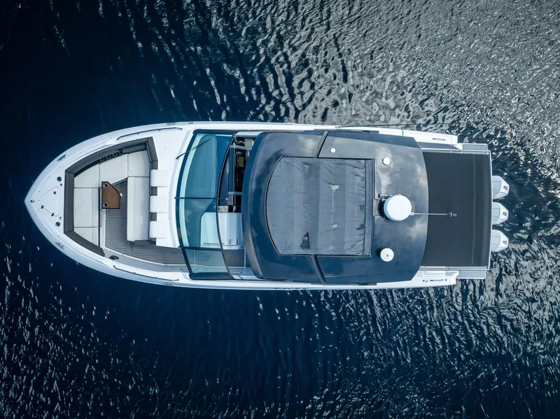 Slide: The Image of Cruisers Yachts GLS OB 2022 - 5757866