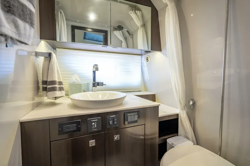 Slide: The Image of Cruisers Yachts GLS OB 2022 - 5757874