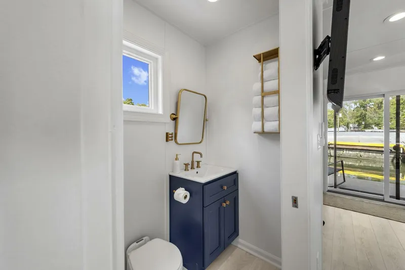 Slide: The Image of Custom Hanks 26 Houseboat 2026 - 5758702