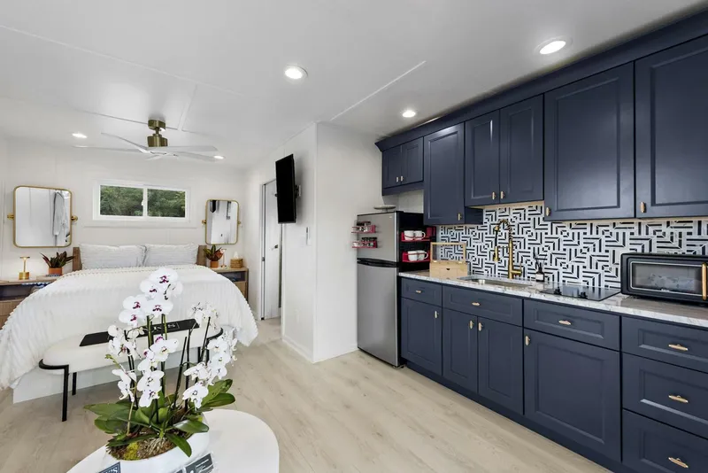 Slide: The Image of Custom Hanks 26 Houseboat 2026 - 5758694