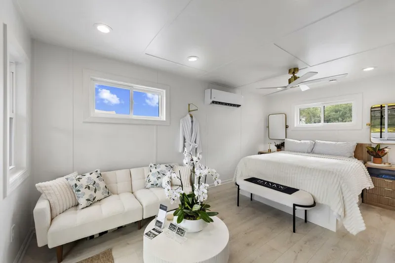 Slide: The Image of Custom Hanks 26 Houseboat 2026 - 5758695