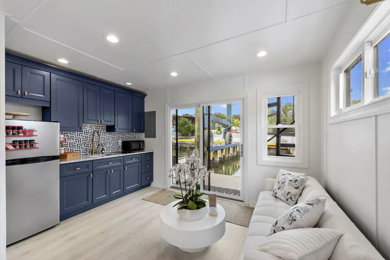 Slide: The Image of Custom Hanks 26 Houseboat 2026 - 5758696