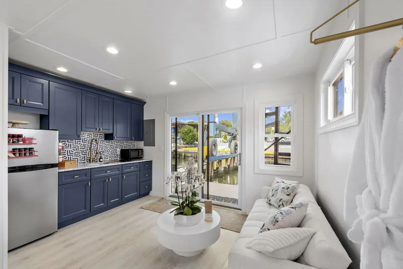 Slide: The Image of Custom Hanks 26 Houseboat 2026 - 5758698