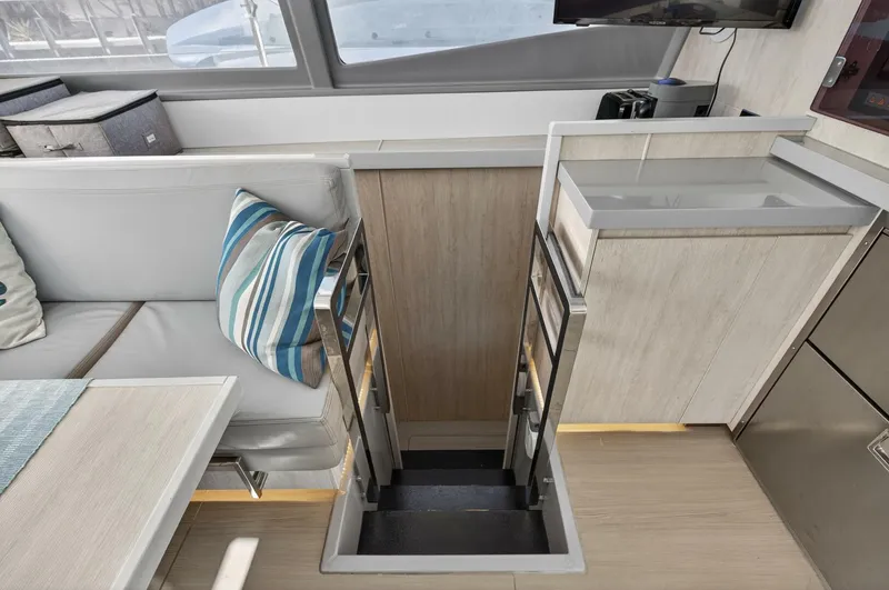 Slide: The Image of Leopard 51 2018 - 5758807