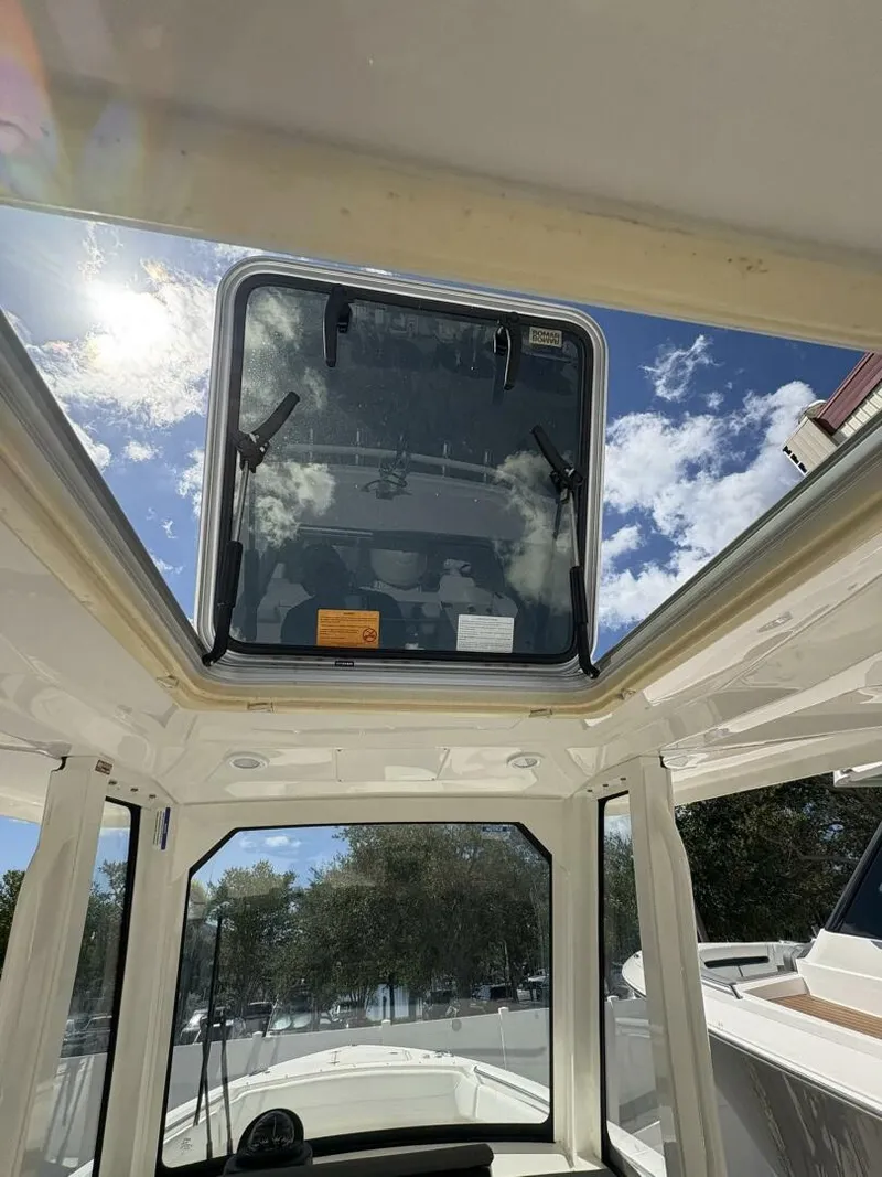 Slide: The Image of 2023 Pursuit S 288 - Helm Electronics - 5759041