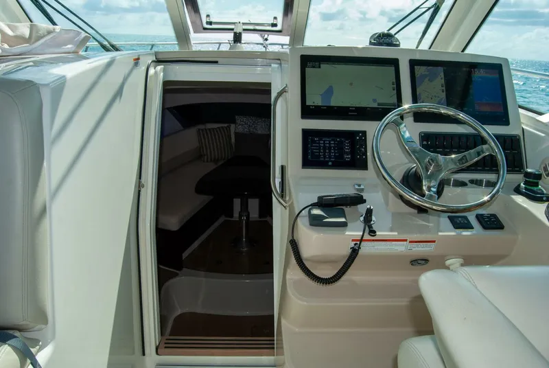 Slide: The Image of Boston Whaler 34 2021 - 5761407