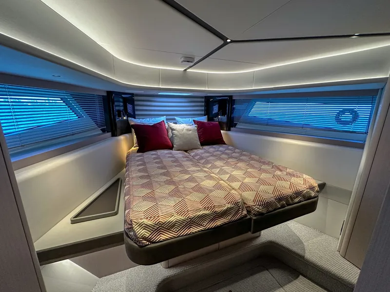 Slide: The Image of Sunseeker 55 Predator 2025 - 7518800