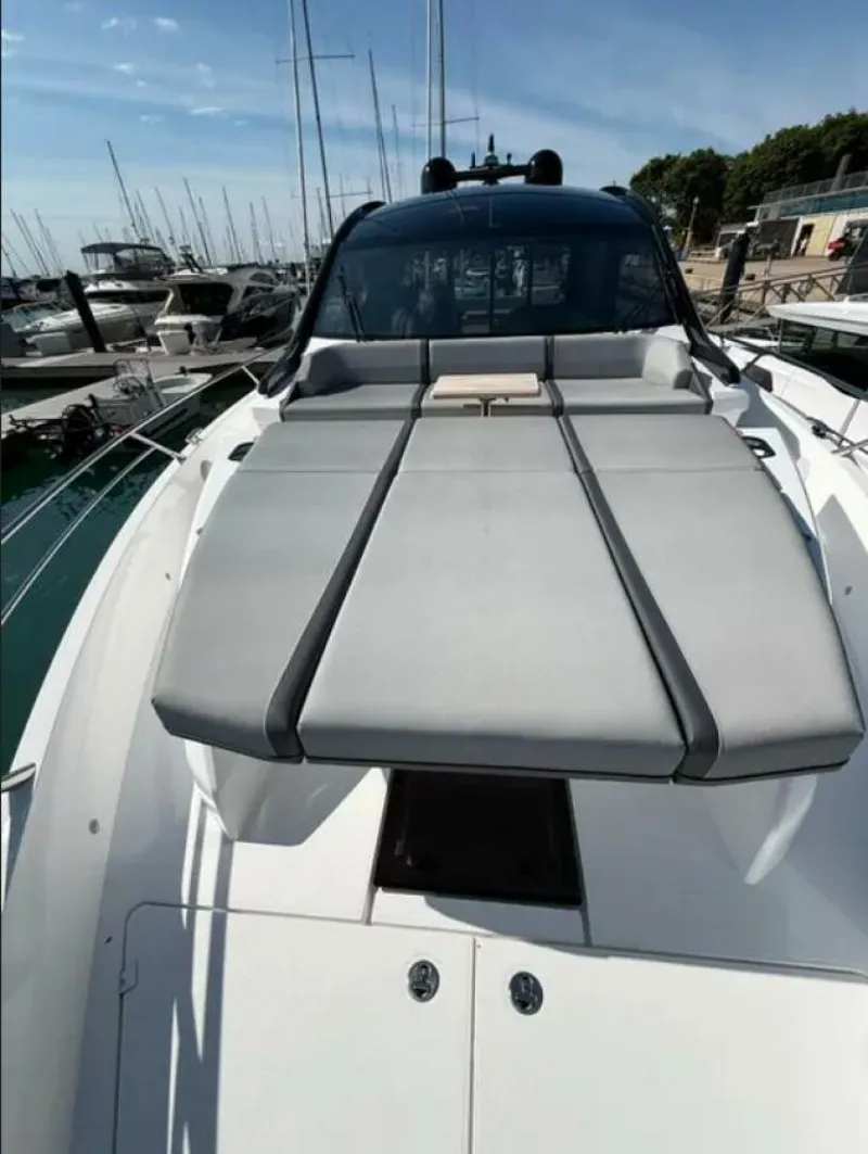 Slide: The Image of Sunseeker 55 Predator 2025 - 5763221