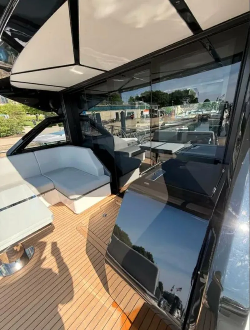Slide: The Image of Sunseeker 55 Predator 2025 - 5763224
