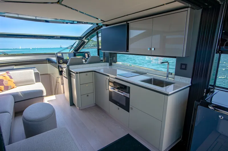 Slide: The Image of Sunseeker 55 Predator 2025 - 7518783