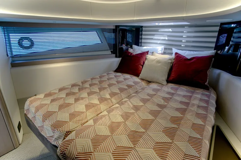 Slide: The Image of Sunseeker 55 Predator 2025 - 7518801