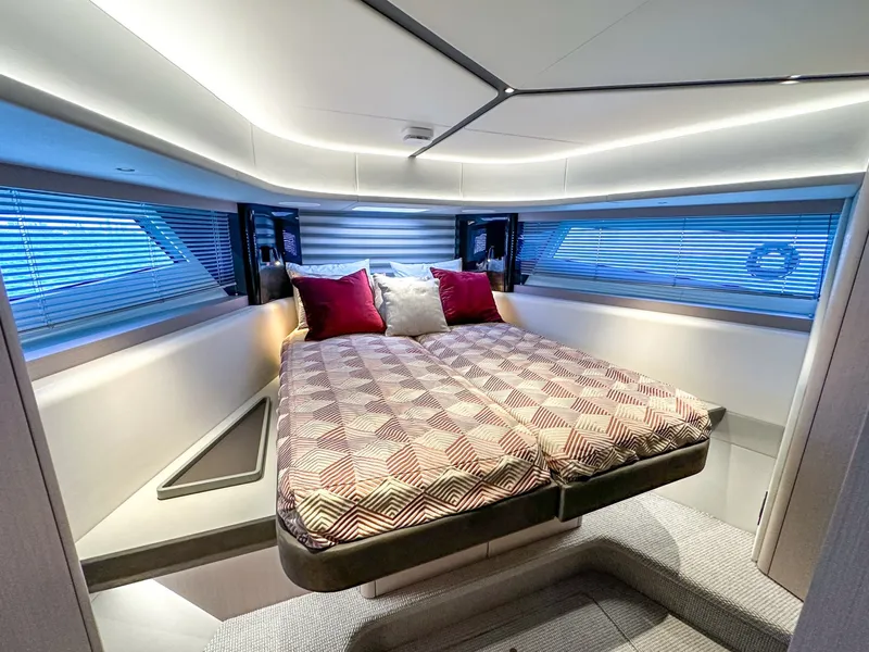 Slide: The Image of Sunseeker 55 Predator 2025 - 7597524