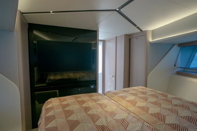 Slide: The Image of Sunseeker 55 Predator 2025 - 7518802