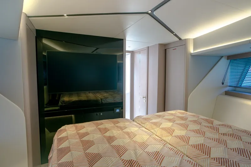 Slide: The Image of Sunseeker 55 Predator 2025 - 7597526