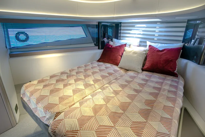 Slide: The Image of Sunseeker 55 Predator 2025 - 7597525