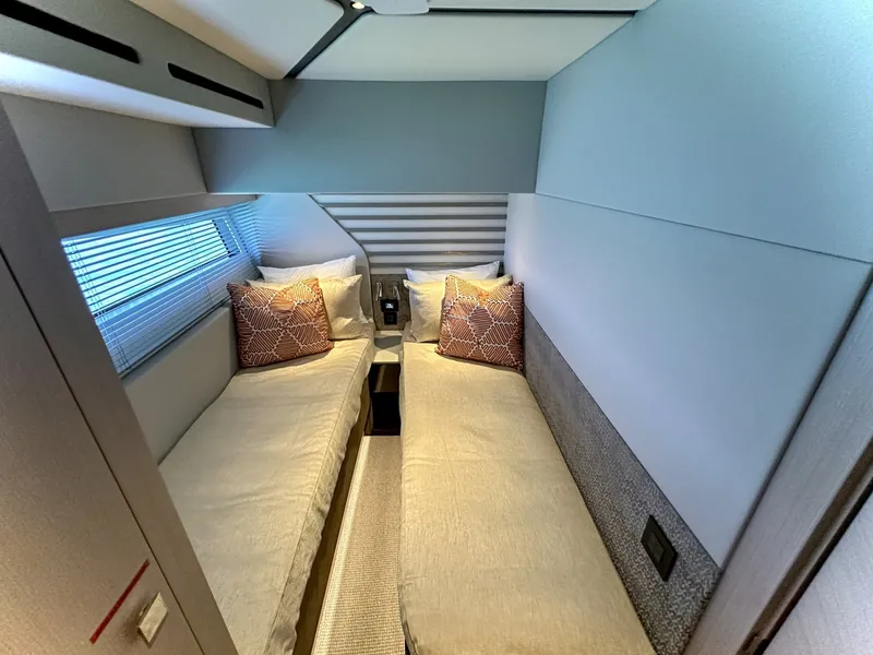 Slide: The Image of Sunseeker 55 Predator 2025 - 7518803