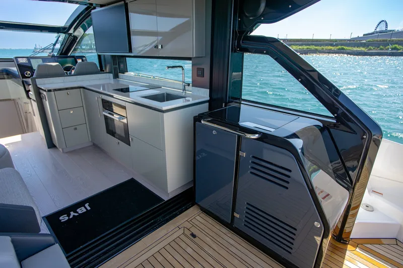 Slide: The Image of Sunseeker 55 Predator 2025 - 7518784