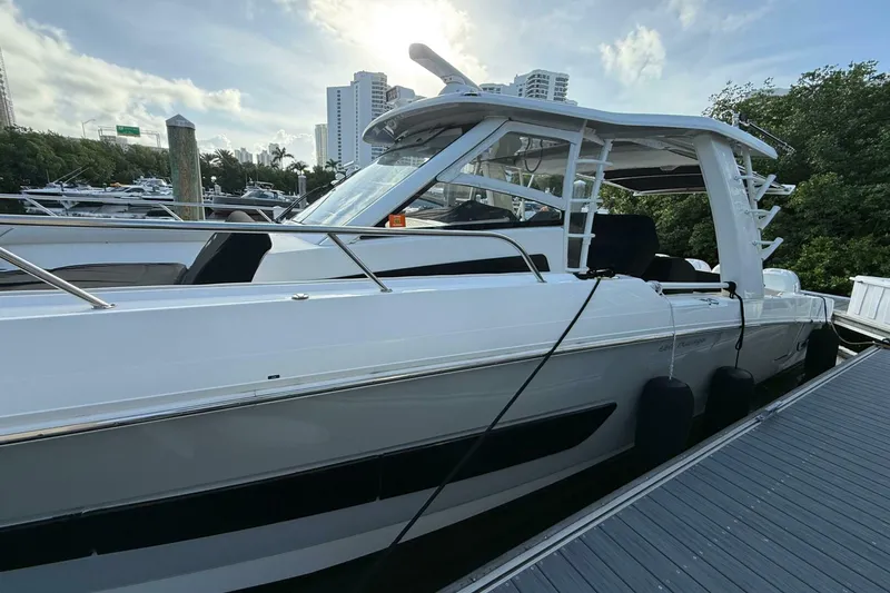 Slide: The Image of Boston Whaler 420 Outrage 2020 - 5770057