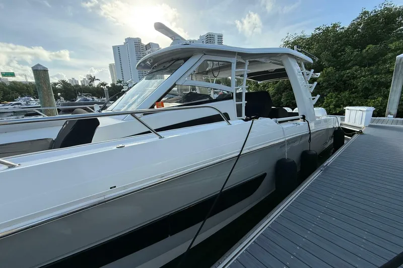 Slide: The Image of Boston Whaler 420 Outrage 2020 - 5770059