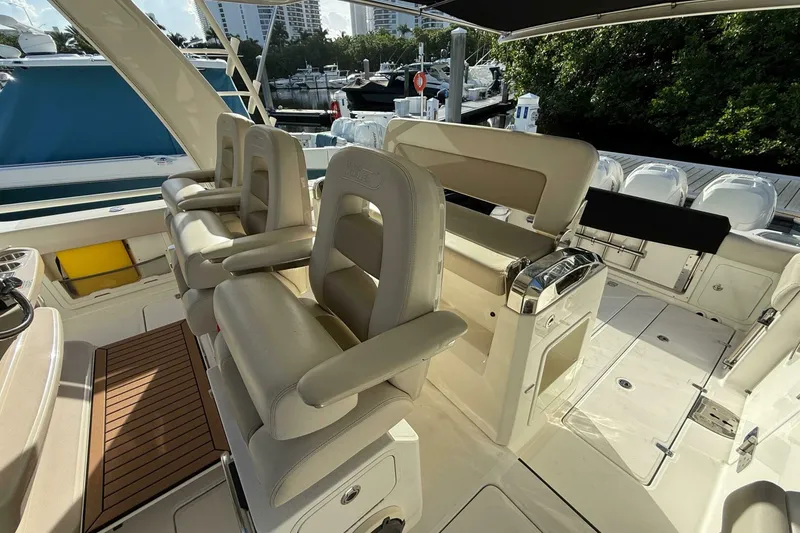 Slide: The Image of Boston Whaler 420 Outrage 2020 - 5770063