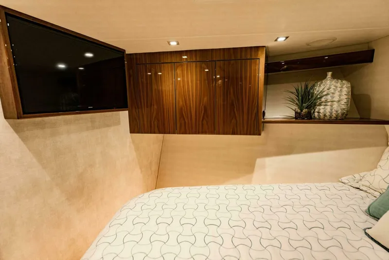 Slide: The Image of Viking 72 Enclosed Bridge 2020 - 5763390