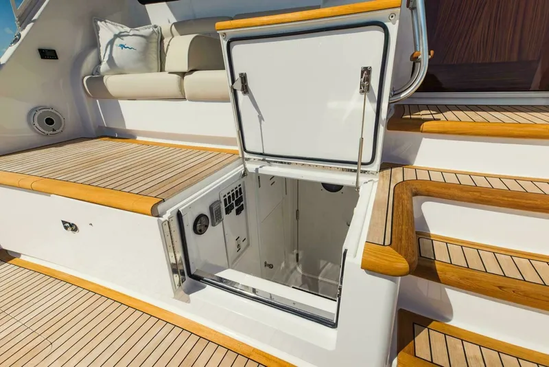 Slide: The Image of Viking 72 Enclosed Bridge 2020 - 6410693