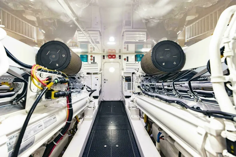 Slide: The Image of Viking 72 Enclosed Bridge 2020 - 6410711