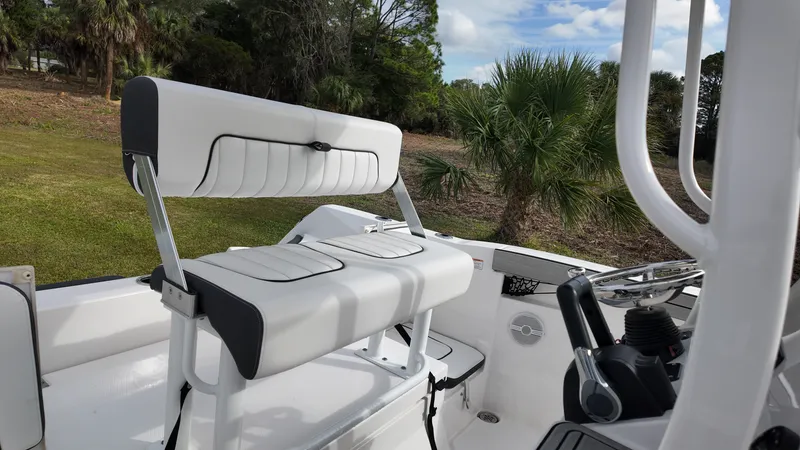 Slide: The Image of Yamaha 220 FSH Sport 2025 - 12