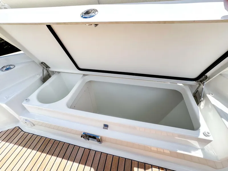 Slide: The Image of Wellcraft 38 Explorer 2025 - 5764529