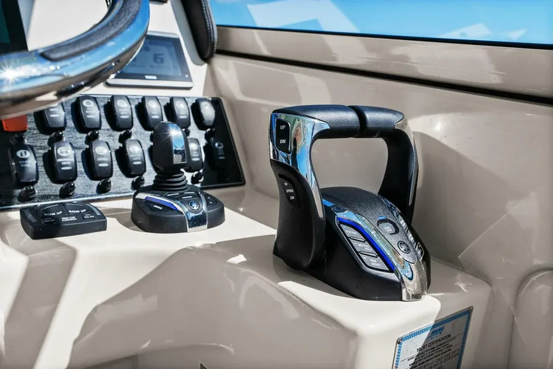 Slide: The Image of Grady White 275 Freedom 2025 - helm/electronics - 5766899