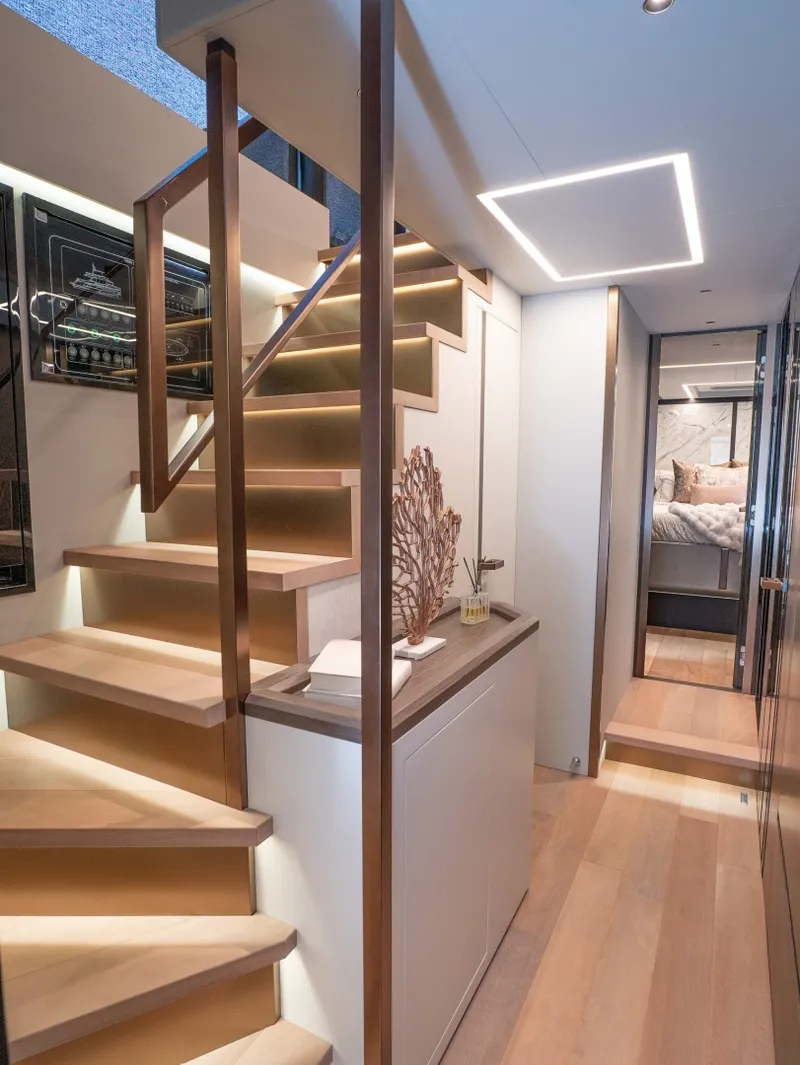 Slide: The Image of Explorer EX62 2024 - 5999985