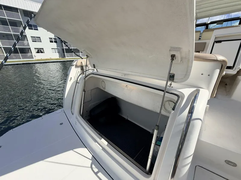 Slide: The Image of Tiara 3500 Express 2000 - 5823100