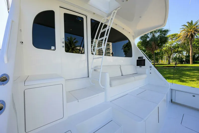 Slide: The Image of Enclosed Flybridge Aft Deck Seating - 7674117