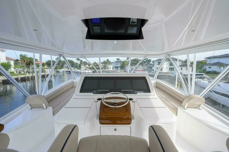 Slide: The Image of Viking 80 - KEMOSABE - Helm Station 2024 Viking 80 Convertible KEMOSABE - 7650473