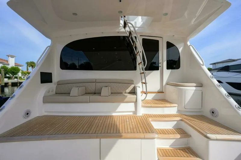 Slide: The Image of Viking 80 - KEMOSABE - Cockpit 2024 Viking 80 Convertible KEMOSABE - 7650479