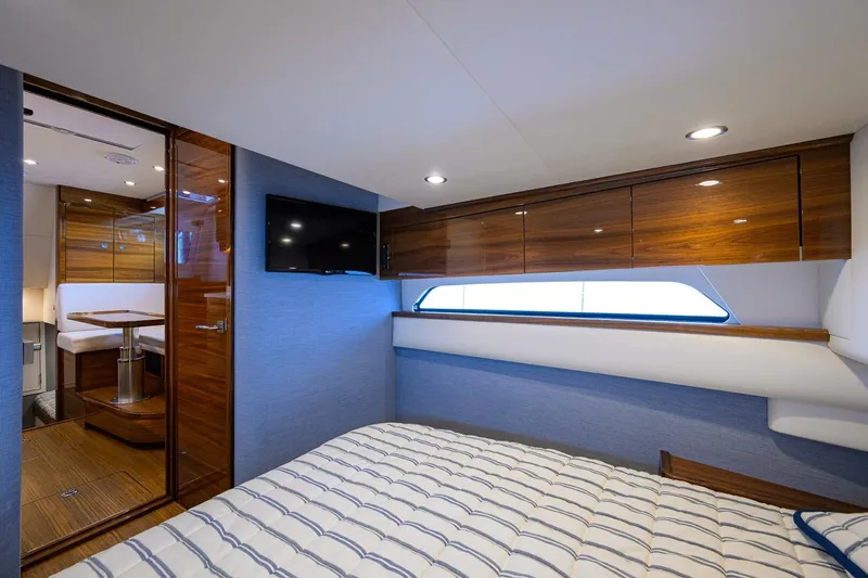 Slide: The Image of Valhalla 55 - LITTLE KEMOSABE - Master Stateroom - 5772222