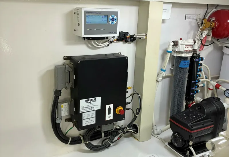 Slide: The Image of 2006 Viking 56 Convertible SUMMER SALT - 5819542