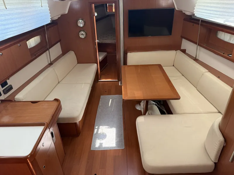 Slide: The Image of Beneteau 43 Salon - 6204038
