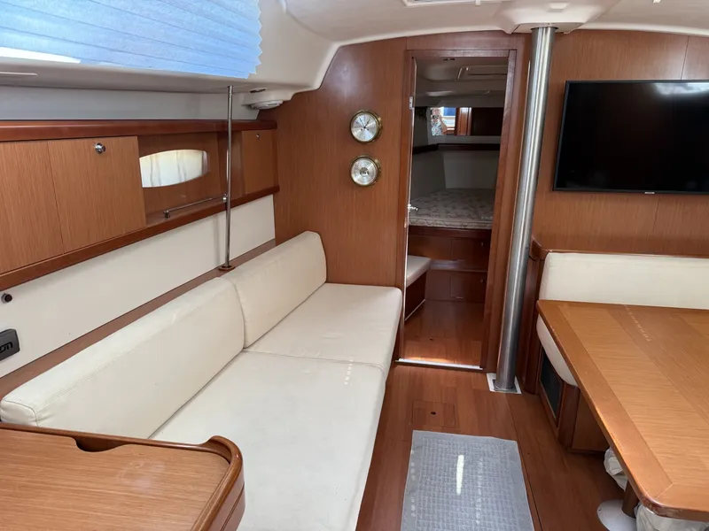 Slide: The Image of Beneteau 43 Port Settee - 6204042