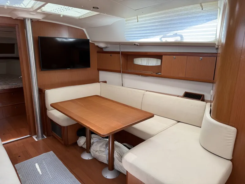 Slide: The Image of Beneteau 43 Dinette - 6204043