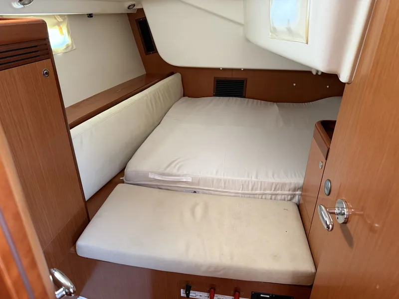 Slide: The Image of Beneteau 43 Aft queen size berth - 6204045