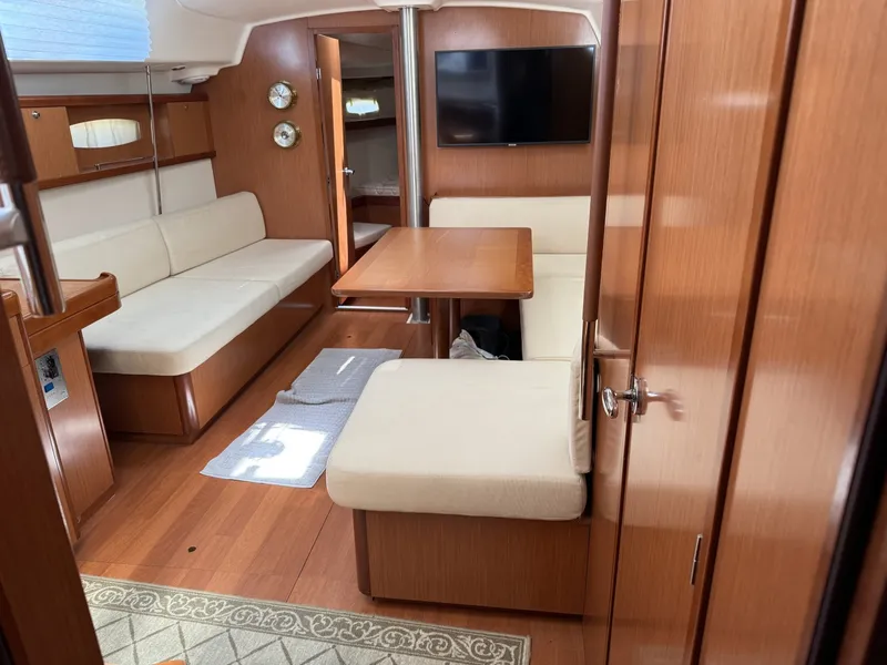 Slide: The Image of Beneteau 43 Looking Forward - 6204047
