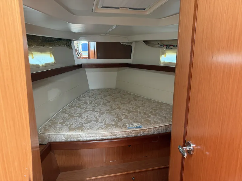Slide: The Image of Beneteau 43 Vee Berth - 6204048