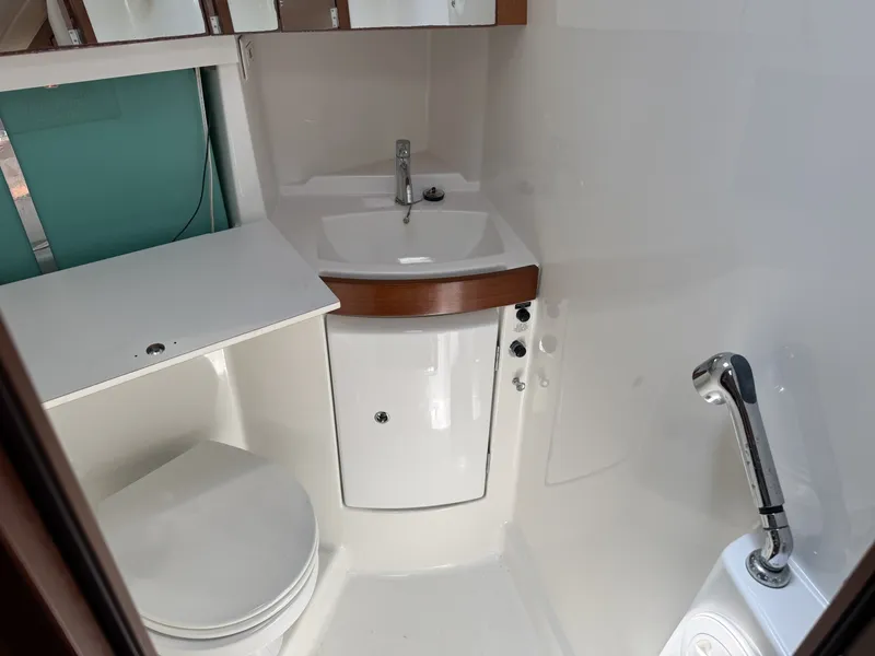 Slide: The Image of Beneteau 43 Forward Head - 6204049