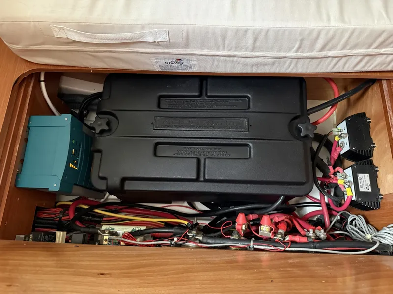 Slide: The Image of Beneteau 43 House Battery - 6204070