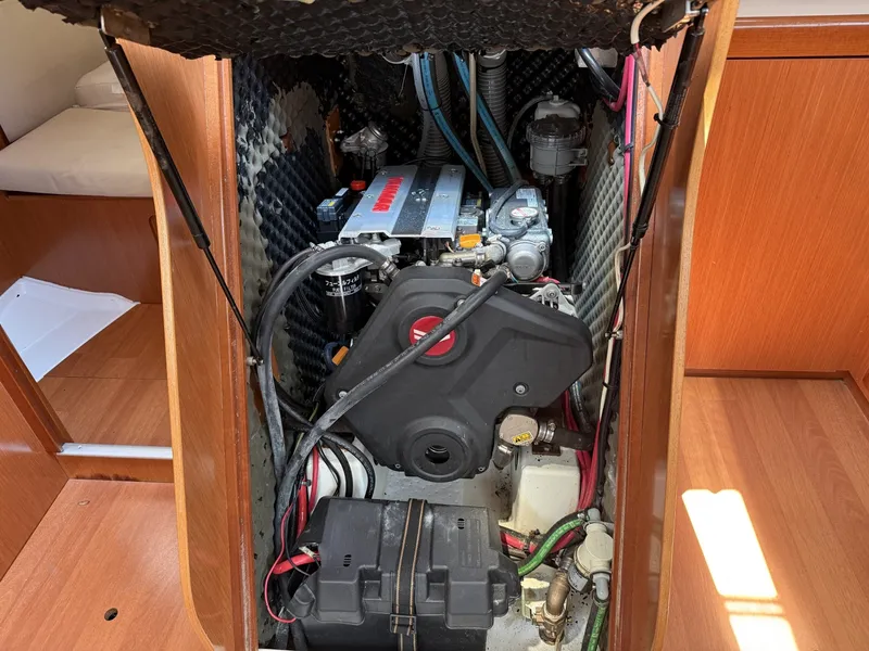 Slide: The Image of Beneteau 43 Engine - 6204073