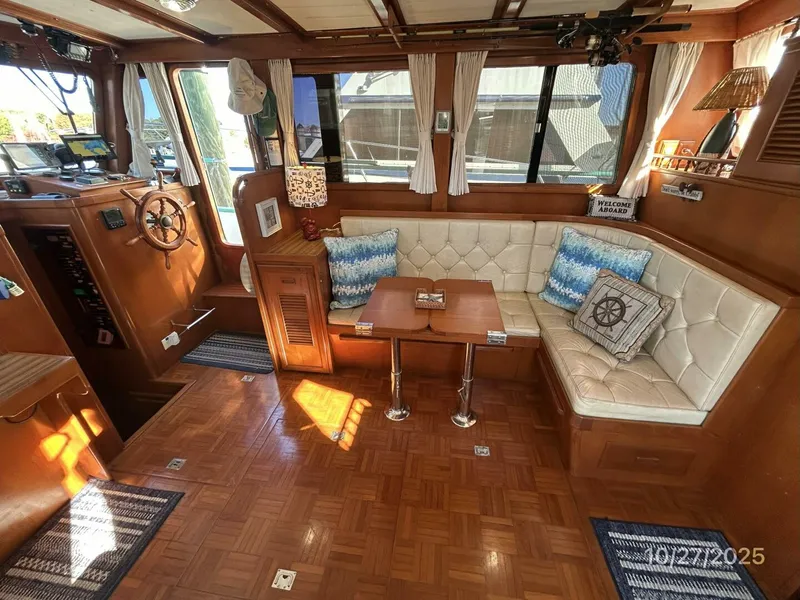 Slide: The Image of 38' Marine Trader salon starboard - 5778078