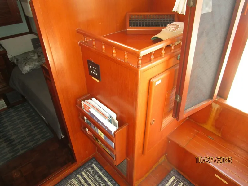 Slide: The Image of 38' Marine Trader salon port aft - 5778074